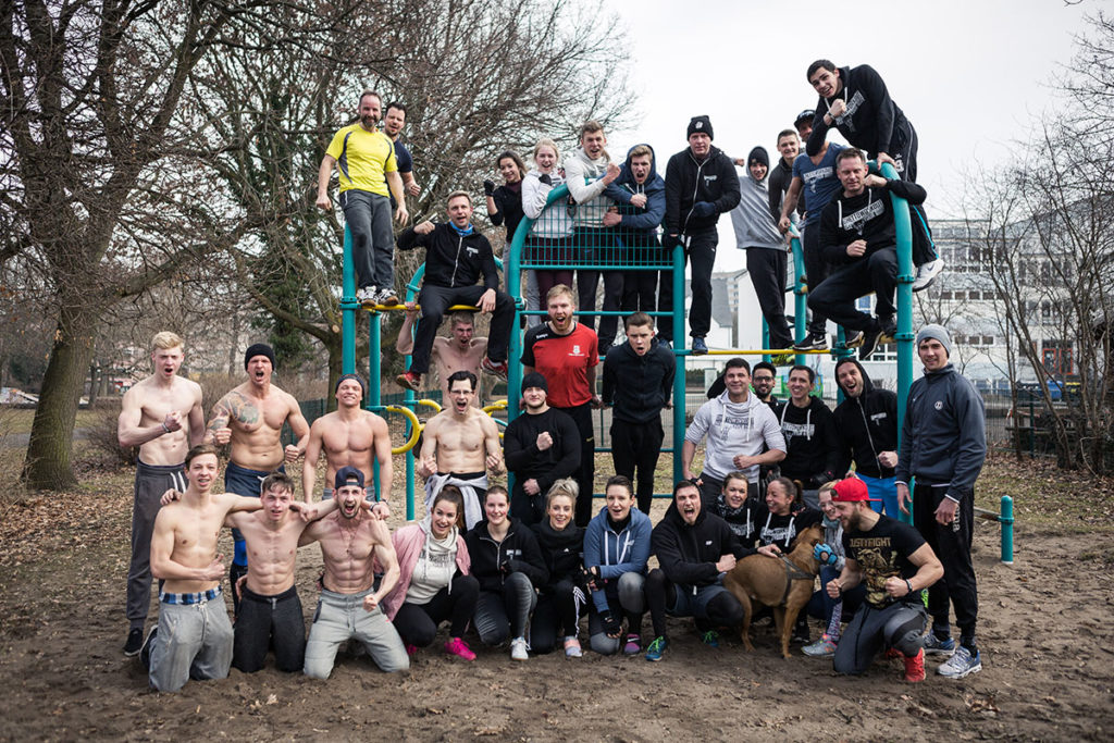 Gruppenfoto des Calisthenics-Vereins Ghettoworkout e.V. aus Dessau während eines Outdoor-Workouts