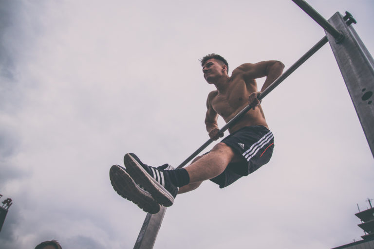 Der Muscle up zählt zu den bekanntesten Übungen im Calisthenics Sport.