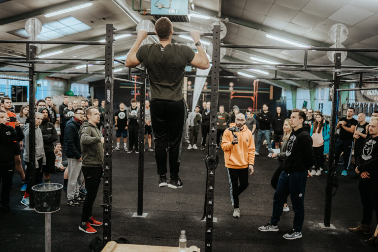 Pull Up während eines Calisthenics Wettkampfs