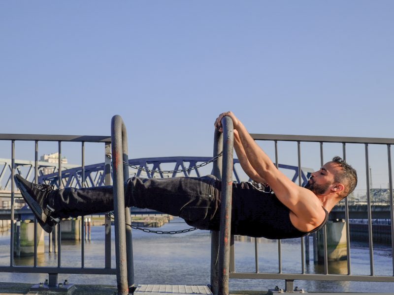 Bild von einem Calisthenics-Athleten der einen Frontlever macht