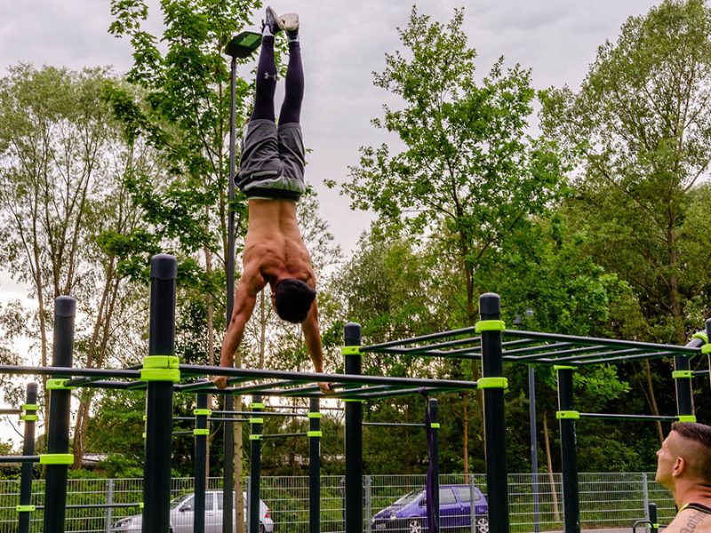 Bild eines Athleten während eines Handstands im Calisthenics Park